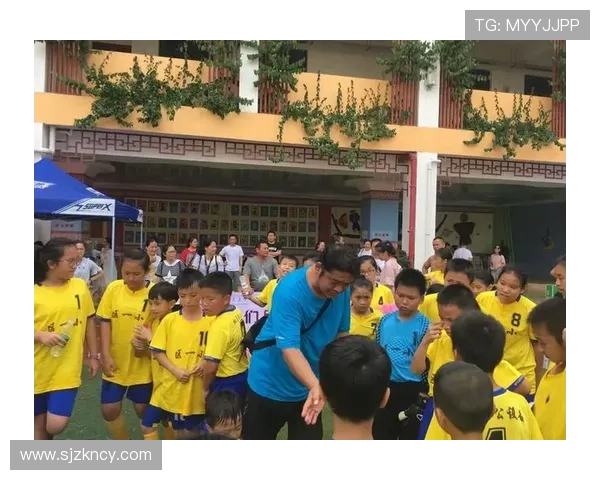 重庆足球队的团队协作揭秘：如何在绿茵场上创造辉煌成就